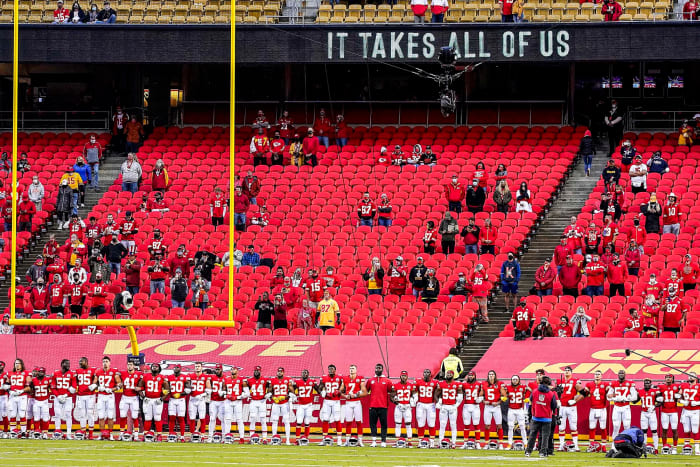 mahomes-chiefs-arms-linked